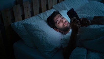 Smartphone Addiction: फोनच्या नादात आरोग्य धोक्यात? मोबाईलच्या व्यसनामुळे होतात गंभीर परिणाम; बचावासाठी करा ‘हे’ उपाय