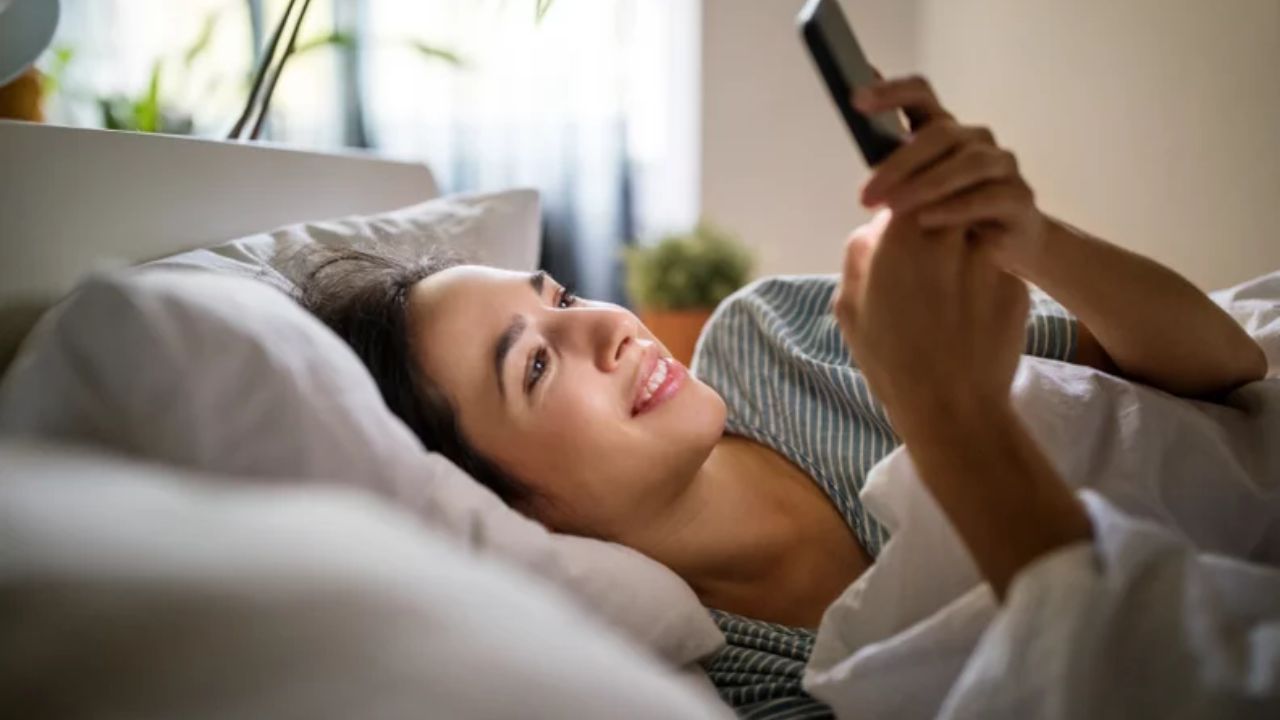 Checking Phone After Waking Up: सकाळी डोळे उघडताच मोबाईल पाहण्याची सवय? आरोग्यावर करू शकते गंभीर परिणाम