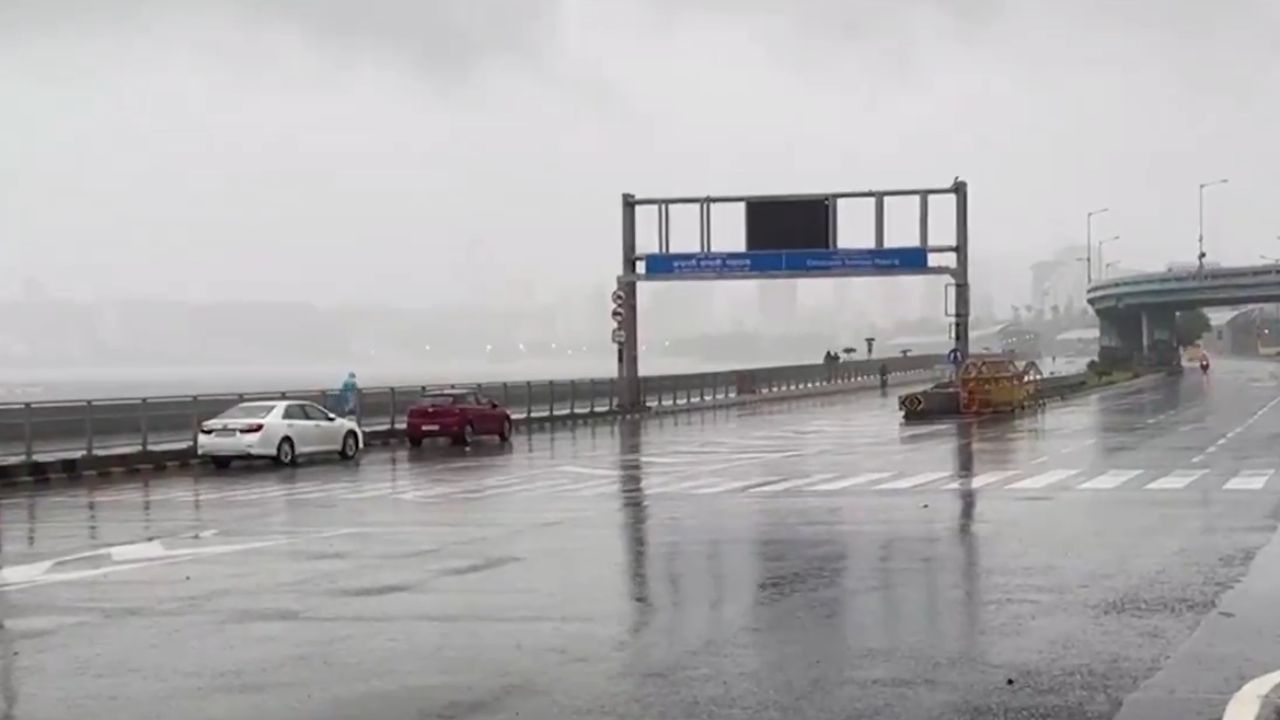 Mumbai Rain Updates: मुंबई पावसाचा जोर कायम! तिन्ही मार्गावरील लोकल उशिराने; सखल भागांत पाणीच पाणी
