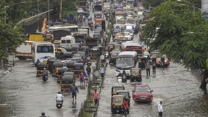 Mumbai Rain Update: मुंबईत पावसाचा हाहाकार! सखल भागांत पाणी साचण्यास सुरुवात; लोकल ट्रेनची वाहतूक उशिराने, रेड अलर्ट जारी