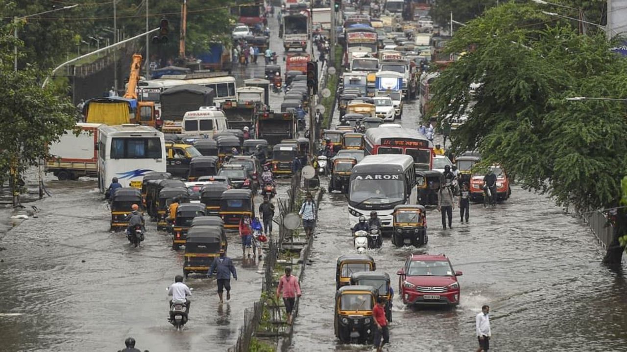 Mumbai Rain Update: मुंबईत पावसाचा हाहाकार! सखल भागांत पाणी साचण्यास सुरुवात; लोकल ट्रेनची वाहतूक उशिराने, रेड अलर्ट जारी