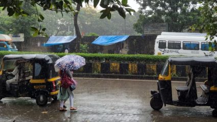 Mumbai Rain Update: मुंबईत पावसाची दमदार बॅटिंग! 20 जिल्ह्यांना ‘यलो अलर्ट’ जारी, मध्य रेल्वेची वाहतूक उशिराने