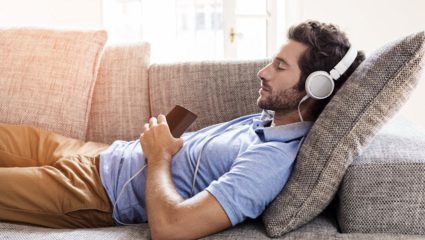Health Tips: रात्रभर Earbuds लावून झोपता? कानांसाठी ‘ही’ सवय ठरू शकते धोकादायक