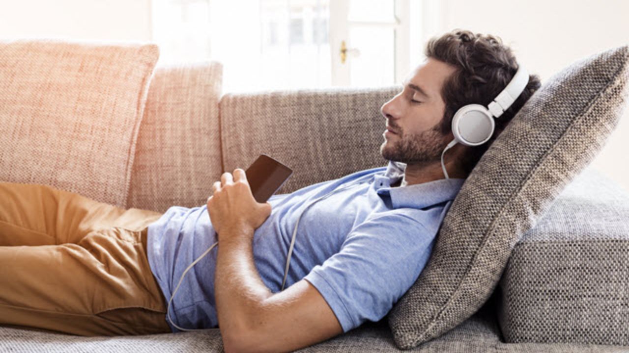 Health Tips: रात्रभर Earbuds लावून झोपता? कानांसाठी ‘ही’ सवय ठरू शकते धोकादायक