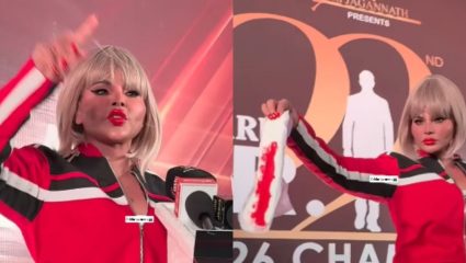 Rakhi Sawant : ‘विद्यार्थ्यांना त्रास देणाऱ्यांना हेच उत्तर’;  सॅनिटरी पॅड हातात घेऊन राखी सावंतचा अनोखा विरोध चर्चेत
