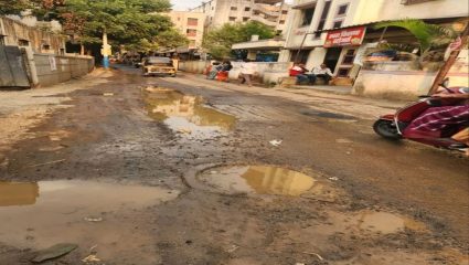 Buldhana News : पहिल्याच पावसात रस्त्यांची दैना; खड्ड्यांमुळे नागरिक त्रस्त, अपघातांचा धोका वाढला
