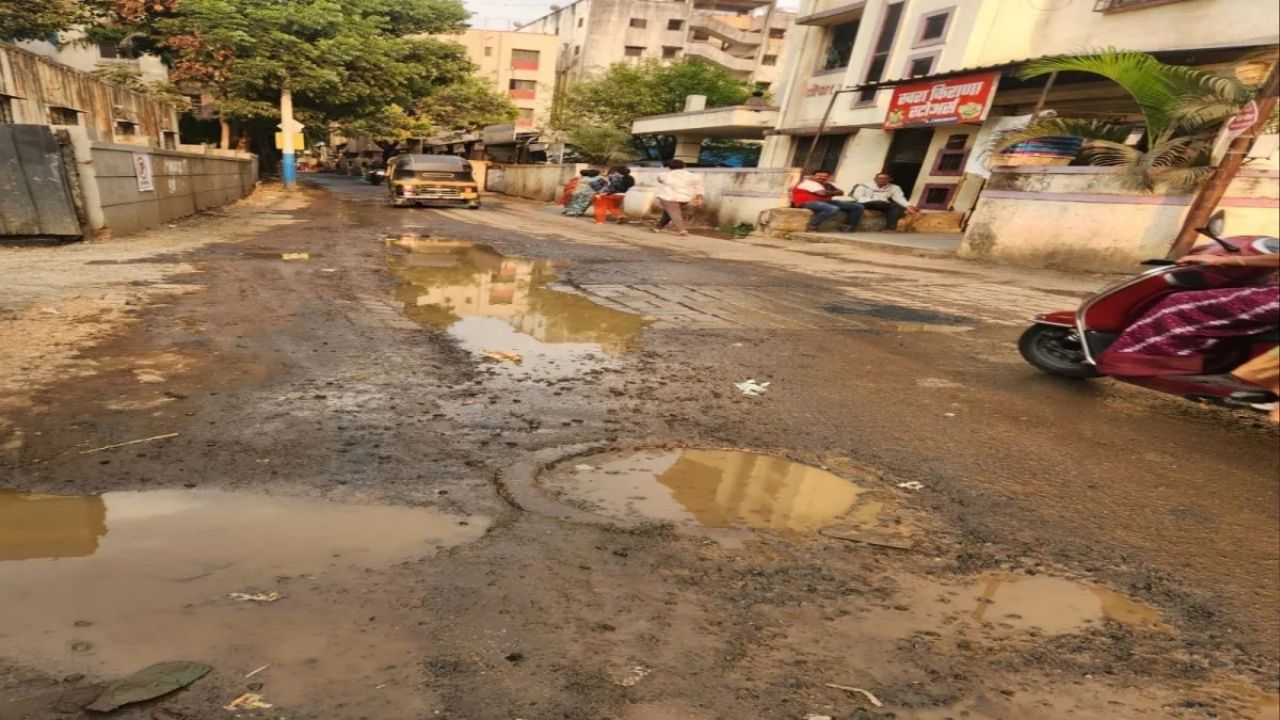Buldhana News : पहिल्याच पावसात रस्त्यांची दैना; खड्ड्यांमुळे नागरिक त्रस्त, अपघातांचा धोका वाढला