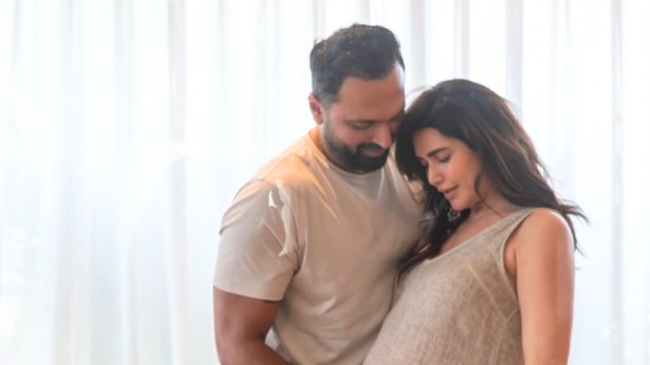 Karishma Tanna : गुरुपौर्णिमेच्या दिवशी मिळाली गुडन्यूज! अभिनेत्रीच्या घरात हलला पाळणा; बंगेरा कुटुंबात नवा पाहुणा