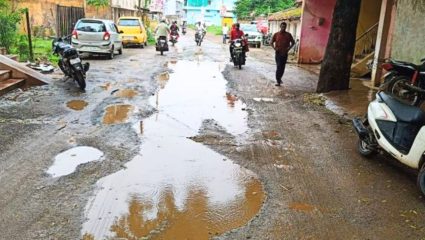 Buldhana News : दुरुस्तीनंतर अवघ्या तीन महिन्यात रस्ता खड्डेमय! खामगाव-टेंभूर्णा मार्गावरील प्रकार; निकृष्ट दर्जाच्या कामाचा आरोप