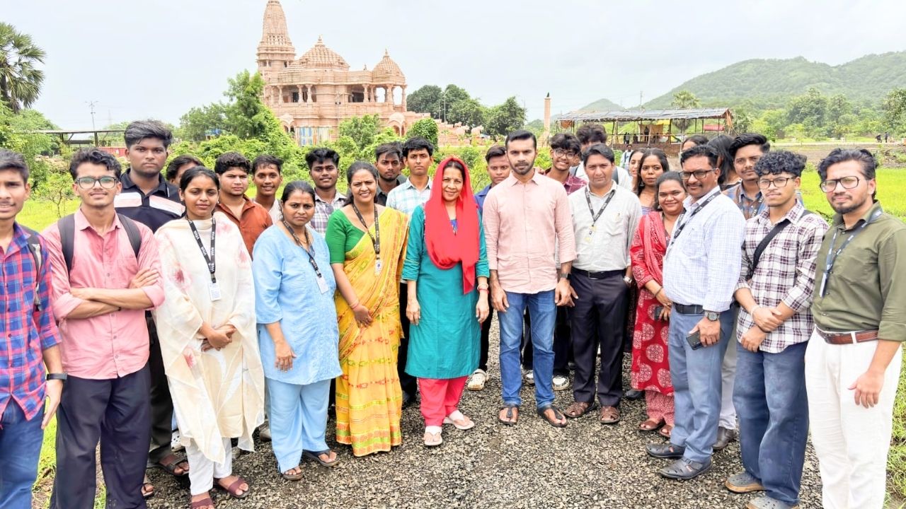 गुरुपौर्णिमेच्या दिवशी विरारच्या विवा महाविद्यालयात खास उपक्रम! द्वारकाधीश मंदिराजवळ केले वृक्षारोपण