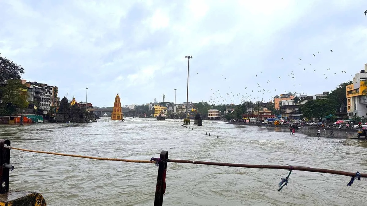 Nashik Rain Devendra Fadnavis : उद्या नाशिकसाठी धोक्याचा दिवस? 300 मिमी पावसाचा अंदाज, प्रशासन ॲक्शन मोडमध्ये