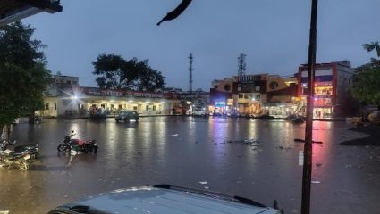 ओतुर बस स्थानकात साचले तळे, रोगराईची भीती; पाणी साचल्यामुळे प्रवाशांचे हाल