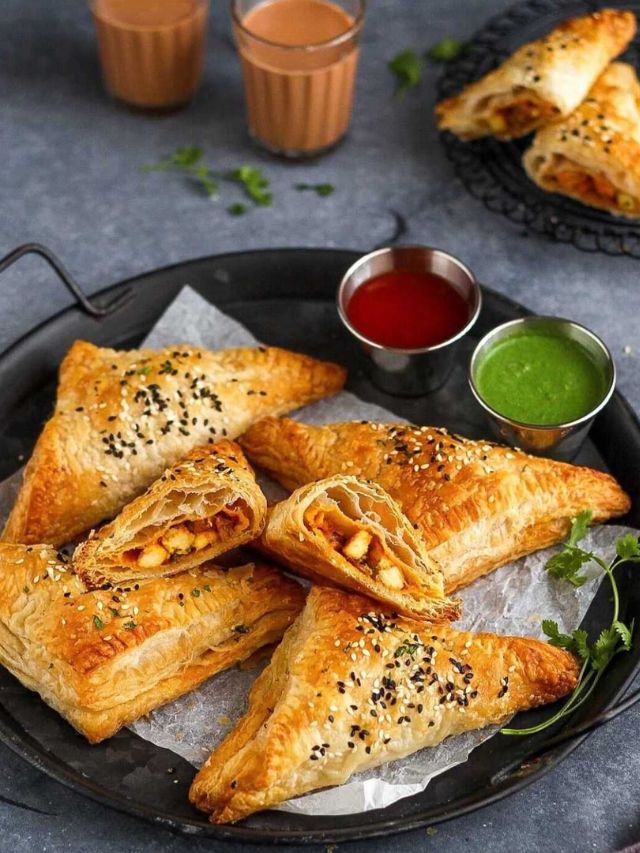 घरच्या घरी बनवा खुसखुशीत पनीर पफ