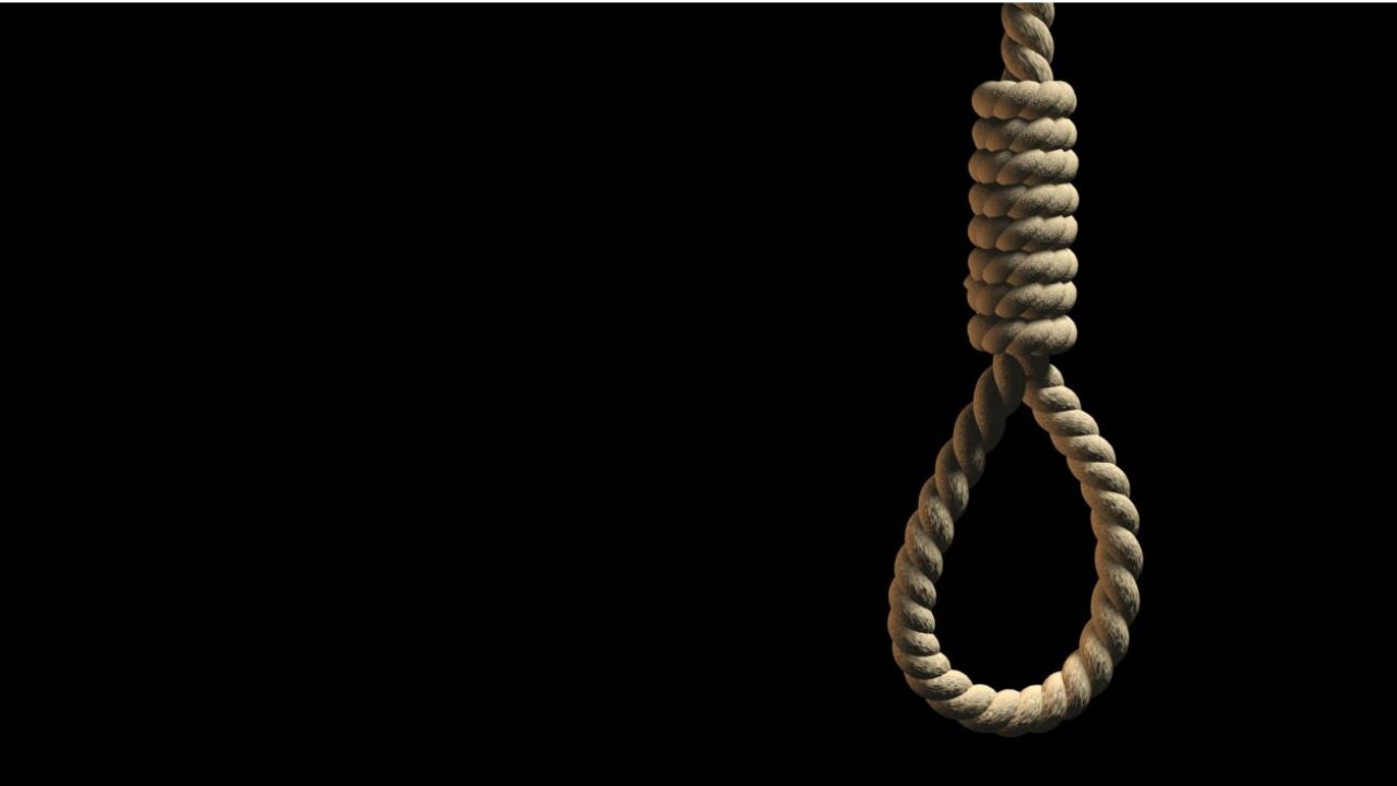 Karnataka : अनैतिक संबंधांच्या संशयातून पत्नीला फॅनला लटकवले, व्हिडिओ कॉलवर आई-वडिलांना दाखवली मुलीची तडफड