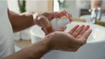 Beauty Tips : त्वचेवर सर्वात आधी फेस क्रिम लावावी की सनस्क्रिन? बहुतेक जण इथेच करतात मोठी चूक