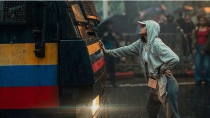 मुंबई पोलिसांच्या व्हॅनसमोर एकटी दटून राहिली रिया अहिर… तरुणीच्या हिमतीची होतेय सर्वत्र चर्चा; नक्की आहे तरी कोण?