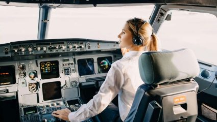 Commercial Pilots in India: भारतात दर चौथा कमर्शियल पायलट महिला! पायलट बनण्यासाठी नेमकी काय पात्रता लागते? जाणून घ्या