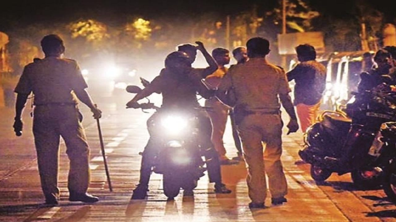 रक्षकच बनले भक्षक, लोणावळा हायवेवर पोलिसांकडून पर्यटकांचे अपहरण; स्मार्ट वॉचमुळे झाला पर्दाफाश