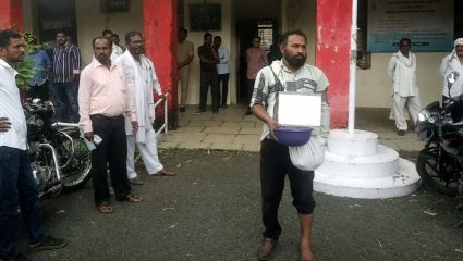 प्रशासनाला सात दिवसांचा अल्टिमेटम, ग्रामपंचायत निधीच्या अपहारावरून एल्गार; पातूर पं.स. समोर ‘भीक मांगो’ आंदोलन