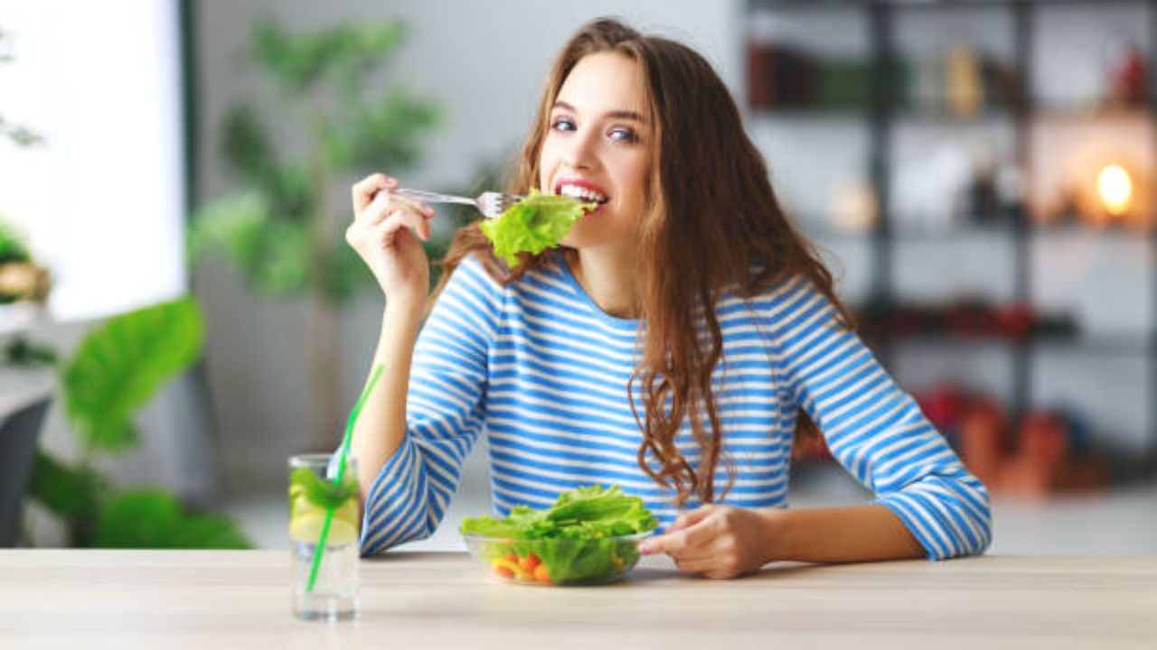 Health Tips: 30 दिवस फक्त सॅलड खाल्ल्यास शरीरात काय बदल होतात? जाणून घ्या