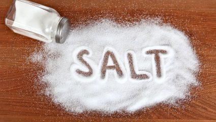 Health Tips: चवीच्या नादात जास्त मीठ खाताय? आरोग्यासाठी ठरू शकते धोकादायक; जाणून घ्या योग्य प्रमाण