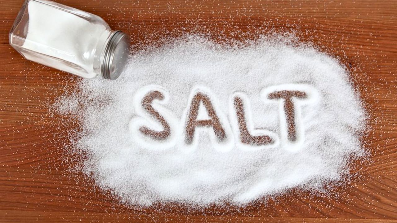 Health Tips: चवीच्या नादात जास्त मीठ खाताय? आरोग्यासाठी ठरू शकते धोकादायक; जाणून घ्या योग्य प्रमाण
