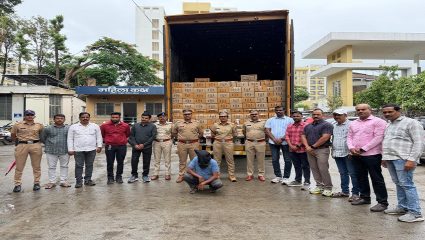 सातारा तालुका पोलिसांची धडक कारवाई; कंटेनरमधून तब्बल 1.98 कोटींच्या बनावट गोवा दारूचा साठा जप्त