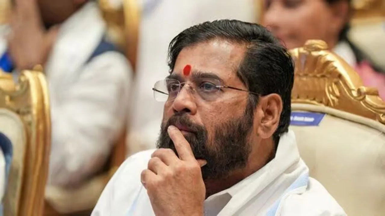 सुप्रीम कोर्टाकडून शिंदेसेनेच्या नेत्याला मोठा धक्का, थेट आमदारकी धोक्यात; नेमकं प्रकरण काय?