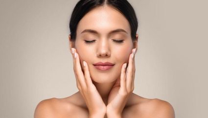 Skin Care Tips: वाढत्या वयातही त्वचा राहील तजेलदार, ‘या’ सोप्या टिप्स करा फॉलो; चेहरा चमकेल