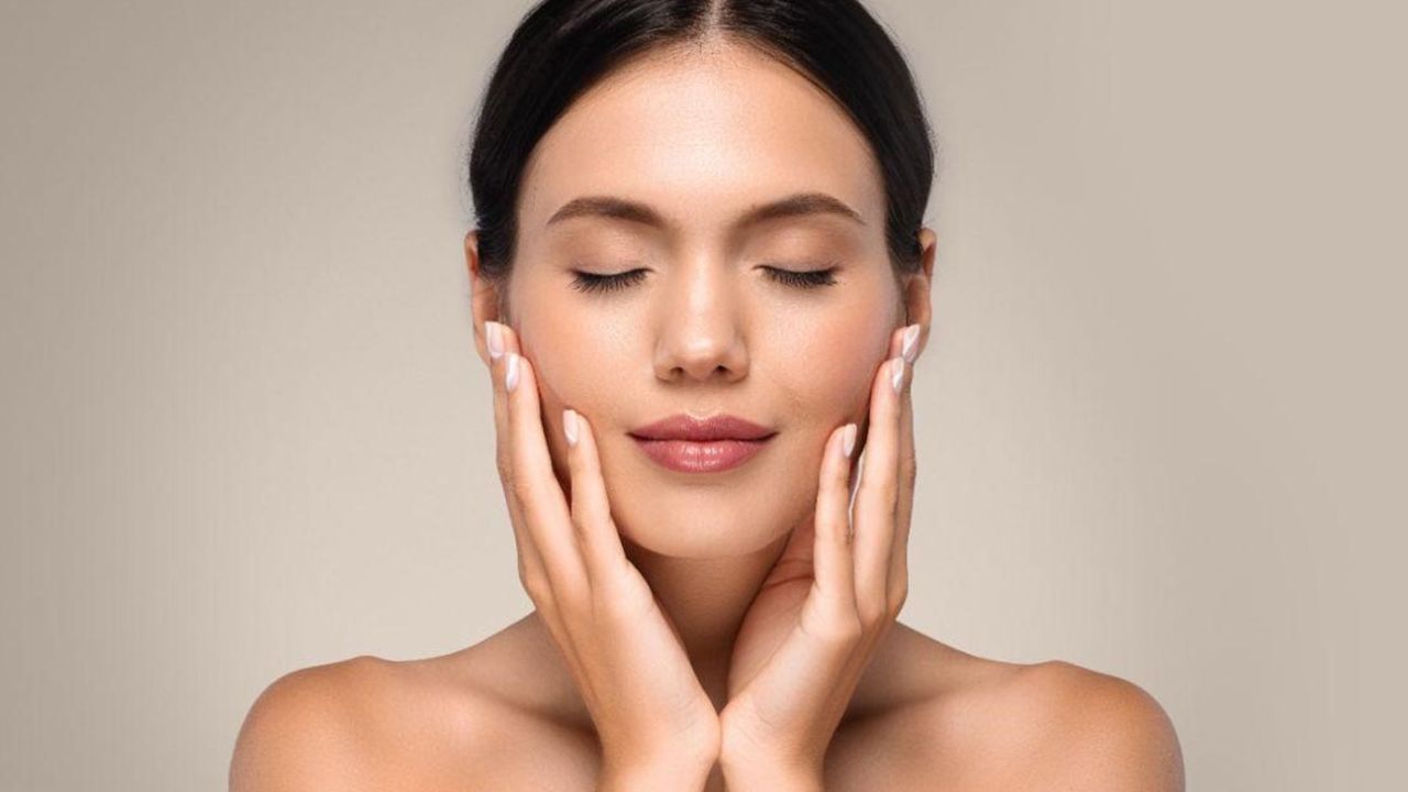 Skin Care Tips: वाढत्या वयातही त्वचा राहील तजेलदार, ‘या’ सोप्या टिप्स करा फॉलो; चेहरा चमकेल