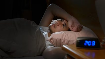 Health Tips: रात्री उशिरापर्यंत जागे राहता? ‘या’ सोप्या टिप्स करा फॉलो, मिळेल गाढ आणि शांत झोप