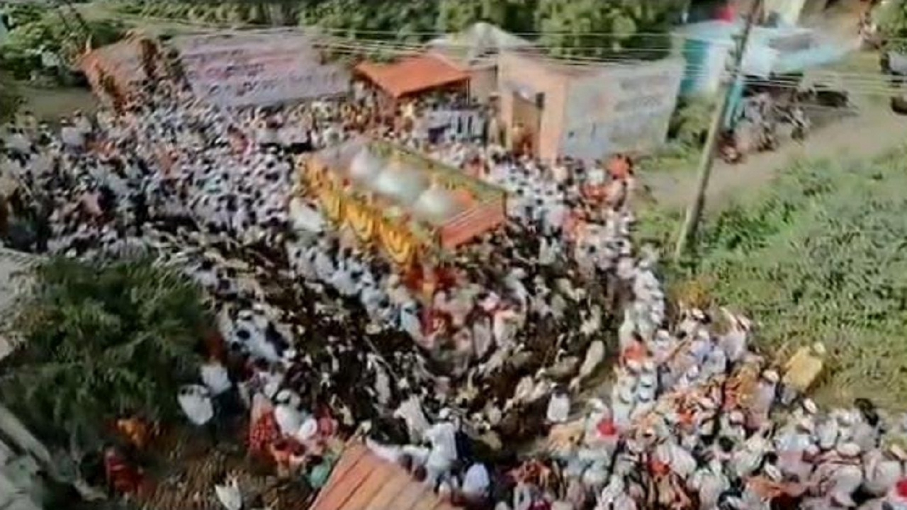 संत सोपानकाका महाराज पालखीत मेंढ्याचे रिंगण; शेतकरी-मेंढपाळांनी जपली पारंपरिक वारीची परंपरा