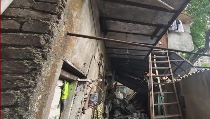 Thane Building Collapse : ठाण्यात पावसाचा कहर! मद्रास चाळीची गॅलरी कोसळली; १० वर्षीय मुलाचा मृत्यू, महिला व बालक जखमी