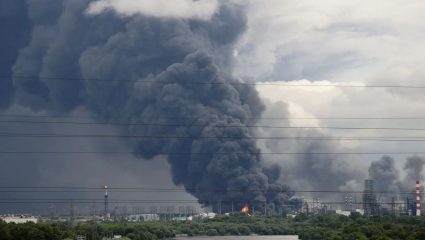 Russia-UkraineWar: ट्रम्पच्या निर्णयामुळे युद्धाला फुटले तोंड! युक्रेनचा रशियन तेल प्रकल्पांवर ड्रोन हल्ला; मॉस्कोचे इंधन संकट गडद