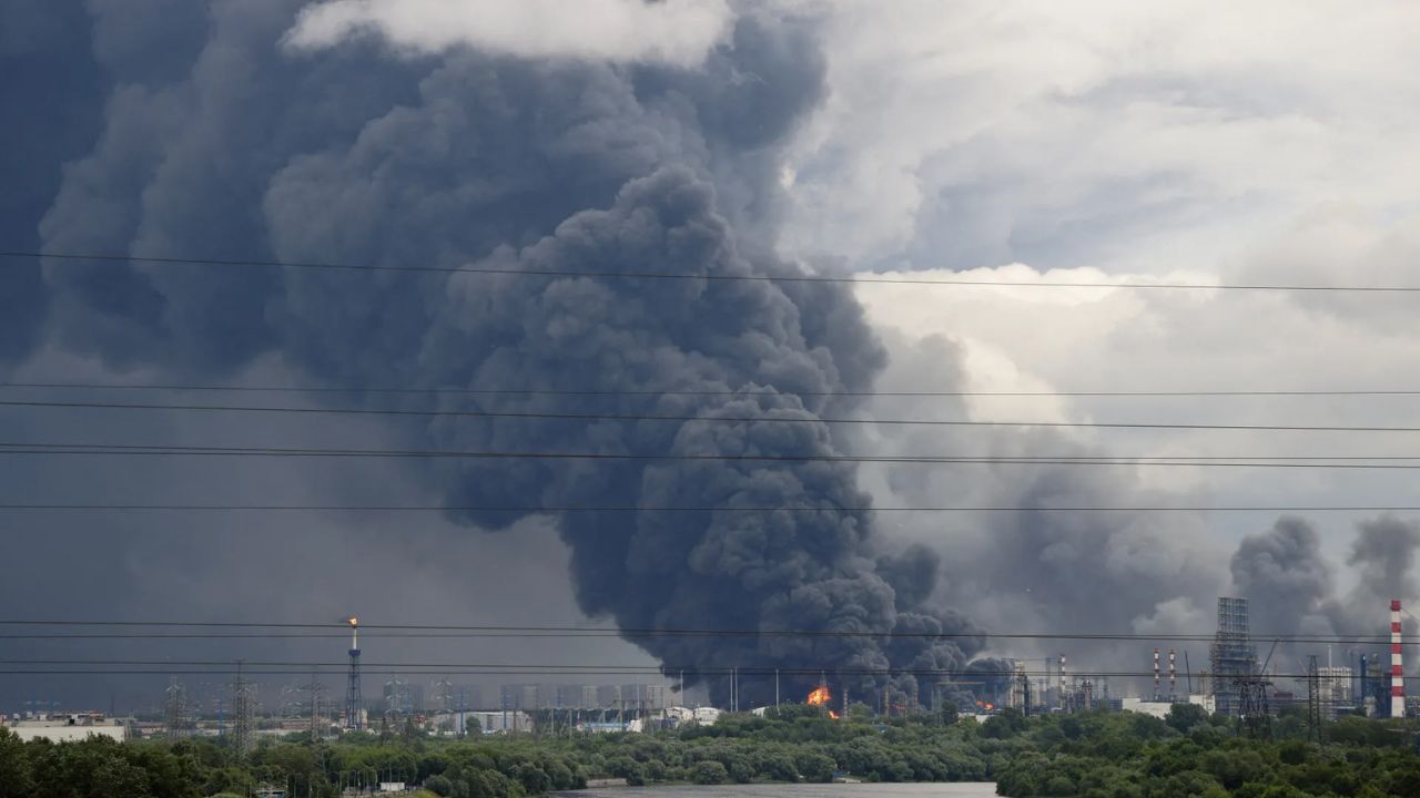 Russia-UkraineWar: ट्रम्पच्या निर्णयामुळे युद्धाला फुटले तोंड! युक्रेनचा रशियन तेल प्रकल्पांवर ड्रोन हल्ला; मॉस्कोचे इंधन संकट गडद