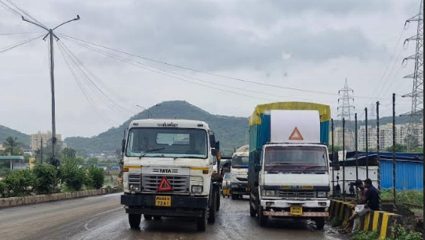 वडगावातील एमआयडीसी रस्त्यावर पार्किंगचा विळखा, वाहतूक कोंडीमुळे अपघाताची भीती; तातडीच्या कारवाईची मागणी