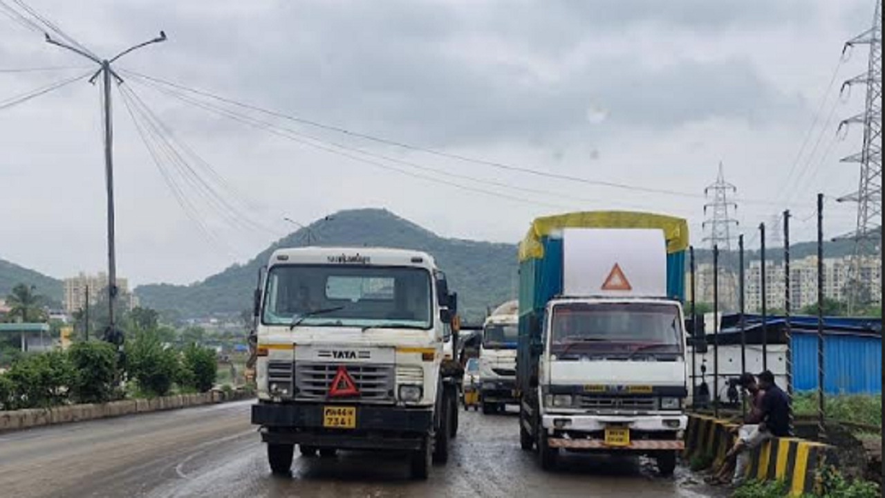 वडगावातील एमआयडीसी रस्त्यावर पार्किंगचा विळखा, वाहतूक कोंडीमुळे अपघाताची भीती; तातडीच्या कारवाईची मागणी