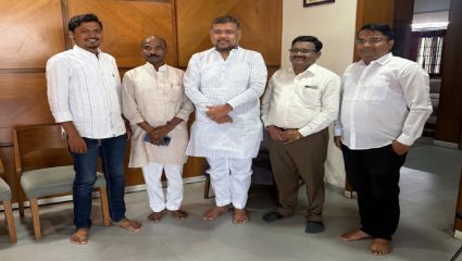 सातारा काँग्रेस जिल्हाध्यक्ष नामदेव पाटील यांनी घेतली विशाल पाटलांची भेट; ‘या’ विषयावर झाली चर्चा