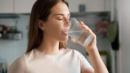 Water Intake: जास्त पाणी पिणं खरंच आरोग्यासाठी वरदान आहे का? जाणून घ्या सत्य