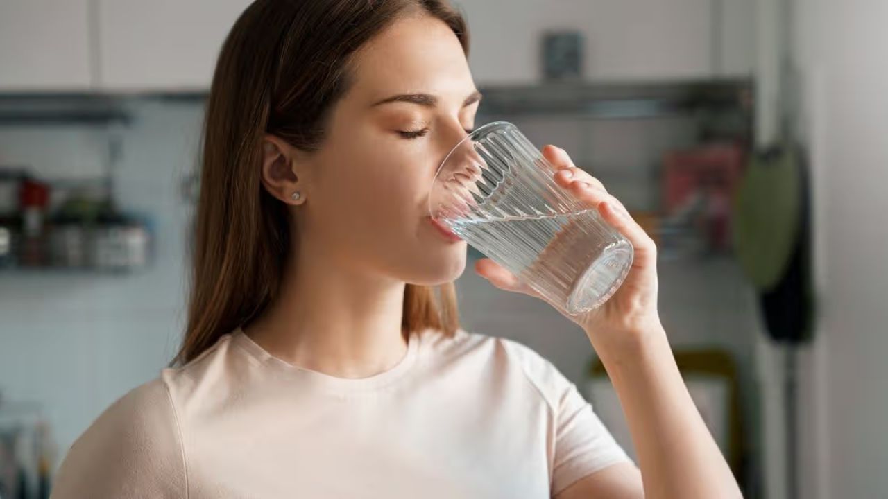 Water Intake: जास्त पाणी पिणं खरंच आरोग्यासाठी वरदान आहे का? जाणून घ्या सत्य