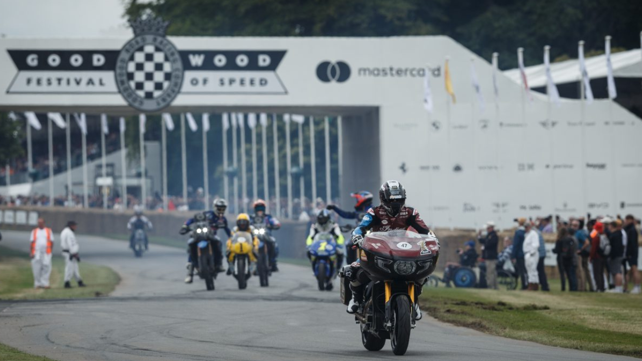 फेस्टिव्हल ऑफ स्पीड (Festival of Speed): चेन्नई, मुंबई आणि दिल्ली यांसारख्या प्रमुख शहरांतील रेसिंग ट्रॅक्सवर भरवला जाणारा हा फेस्टिव्हल पूर्णपणे ड्रायव्हिंग आणि रायडिंग स्किल्सवर आधारित असतो. यामध्ये ट्रॅक रेसिंग, ड्रिफ्टिंग आणि ऑटोक्रॉस यांसारख्या चित्तथरारक प्रकारांचा समावेश असतो, जिथे चालकांच्या वेगाचा आणि नियंत्रणाचा प्रत्यक्ष अनुभव घेता येतो.
