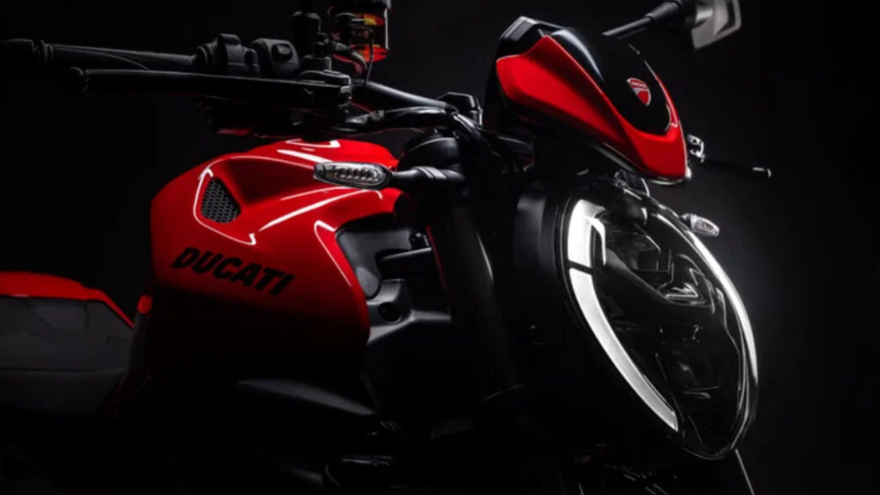 २०२६ डुकॅटी मॉन्स्टर V2 (2026 Ducati Monster V2) ही सुपरबाईक १० ऑगस्ट २०२६ रोजी भारतात लाँच होणार आहे. यामध्ये नवीन ८९०cc चे इंजिन देण्यात आले असून ते जुन्या ९३७cc इंजिनची जागा घेईल. जुन्या मॉडेलच्या तुलनेत याचे वजन सुमारे ४ किलोने कमी करण्यात आले आहे. या बाईकमध्ये १४ लिटर क्षमतेची इंधन टाकी नवीन डिझाइनसह पाहायला मिळेल.