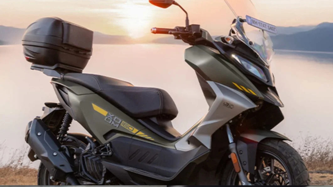 हिरो झूम १६० VX (Hero Xoom 160 VX) हिरो मोटोकॉर्प आपल्या झूम १६० चे नवीन आणि परवडणारे बेस व्हेरियंट लाँच करण्याच्या तयारीत आहे. VX ट्रिममध्ये सिंगल-चॅनेल ABS ऐवजी CBS (कॉमबी ब्रेकिंग सिस्टम) मिळण्याची शक्यता आहे. याची किंमत टॉप व्हेरियंटपेक्षा सुमारे ₹१८,००० ने कमी म्हणजेच साधारण ₹१.३० लाख (एक्स-शोरूम) असू शकते.