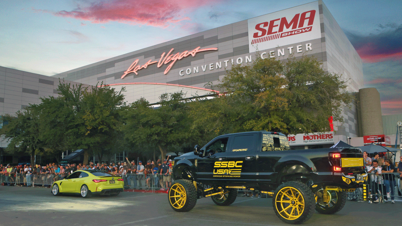 सेमा शो (SEMA Show - USA): लास वेगासमध्ये आयोजित केला जाणारा सेमा शो हा जगातील सर्वात मोठा मॉडिफाइड गाड्यांचा आणि ऑटो-ॲक्सेसरीजचा फेस्टिव्हल आहे. येथे जगभरातील बेस्ट ट्यूनर्स आणि कस्टम कार बिल्डर्स आपल्या अद्भूत आणि अनोख्या डिझाइन केलेल्या गाड्यांचे प्रदर्शन करतात. कस्टम कार्स, हाय-एंड ट्यूनिंग आणि चित्तथरारक ऑफ-रोड स्टंट्स हे या शोचे मुख्य आकर्षण असते.