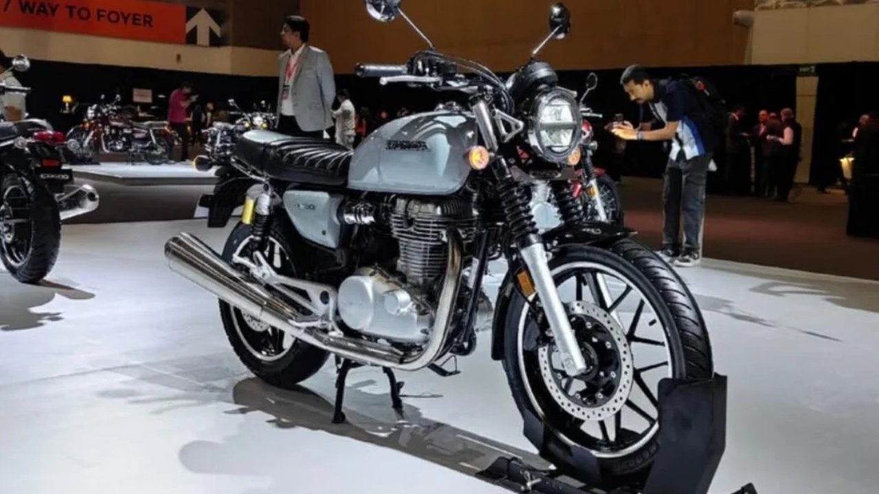 होंडा CB500 (Honda CB500) होंडाची ही रोडस्टर बाईक ऑक्टोबर-नोव्हेंबर २०२६ दरम्यान बाजारात येईल. यात ५०१cc चे सिंगल-सिलिंडर एअर/ऑइल-कूल्ड इंजिन असेल. ही बाईक ॲलॉय आणि स्पोक व्हीलच्या तीन वेगवेगळ्या ट्रिम्समध्ये उपलब्ध केली जाईल आणि याची संभाव्य एक्स-शोरूम किंमत ₹२.७५ लाख ते ₹२.९० लाख दरम्यान असू शकते.