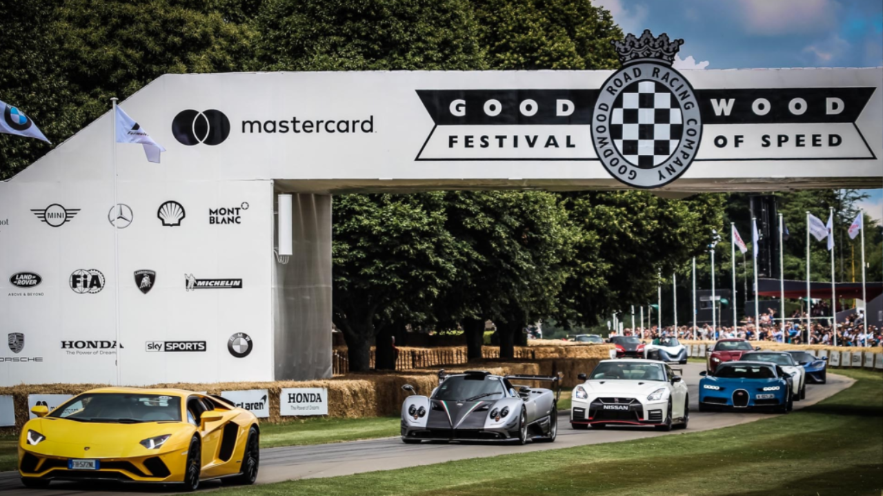 गुडवूड फेस्टिव्हल ऑफ स्पीड (Goodwood Festival of Speed - UK): युनायटेड किंगडममध्ये आयोजित होणारा हा जगातील सर्वात प्रसिद्ध आणि भव्य ऑटोमोबाईल फेस्टिव्हल मानला जातो. येथे ऐतिहासिक क्लासिक गाड्यांपासून ते अत्याधुनिक हायपरकार्सपर्यंत सर्वांचा थरार आणि प्रसिद्ध हिल क्लाईंब रेस प्रत्यक्ष पाहायला मिळते. सुपरकार्सचा वेग, जुन्या गाड्यांची नजाकत आणि लाईव्ह स्टंट्समुळे जगभरातील पेट्रोल्हेड्स येथे आवर्जून हजेरी लावतात.