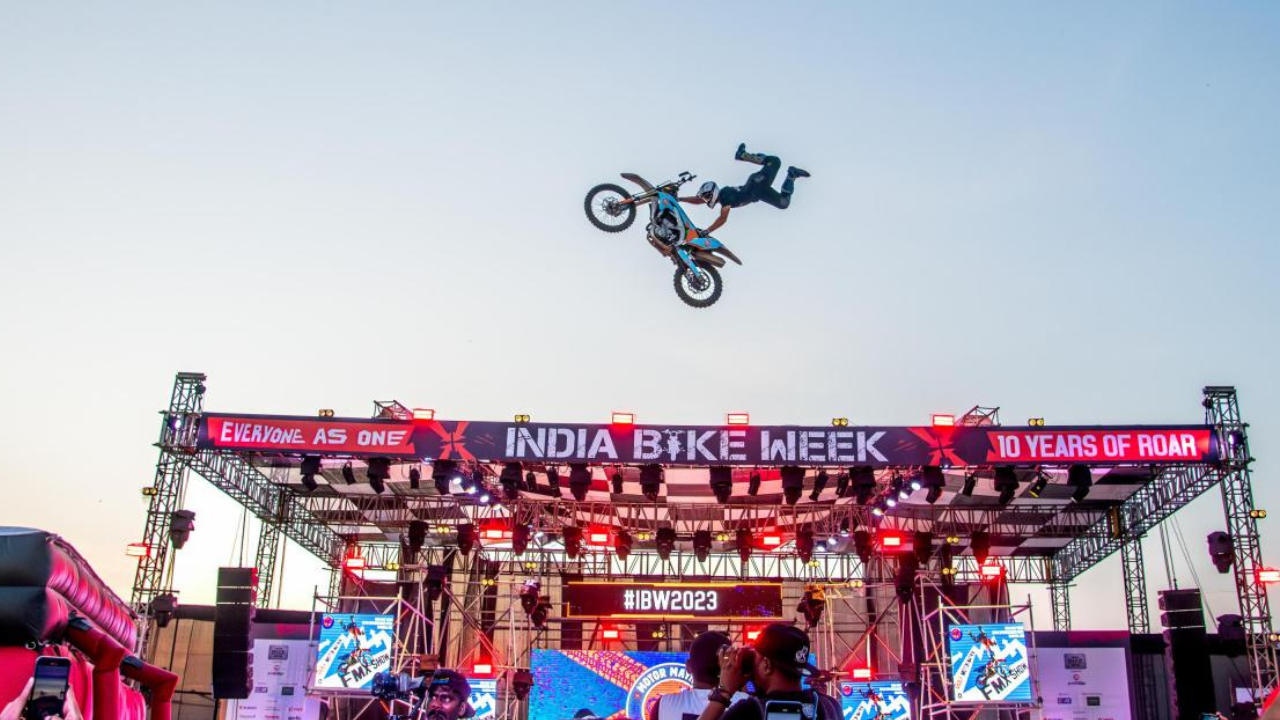 इंडिया बाईक वीक (IBW): आशियातील सर्वात मोठा बाईकिंग फेस्टिव्हल म्हणून ओळखला जाणारा हा सोहळा दरवर्षी गोव्यात आयोजित केला जातो. देशभरातील हजारो बाईकर्स, सुपरबाईक मालक आणि कस्टम बिल्डर्स येथे एकत्र येतात. केवळ गाड्यांचे प्रदर्शनच नव्हे, तर लाईव्ह म्युझिक कॉन्सर्ट्स, चित्तथरारक स्टंट्स, रेसिंग स्पर्धा आणि नवीन बाईक्सचे भव्य लाँचिंग ही या महोत्सवाची प्रमुख वैशिष्ट्ये आहेत.