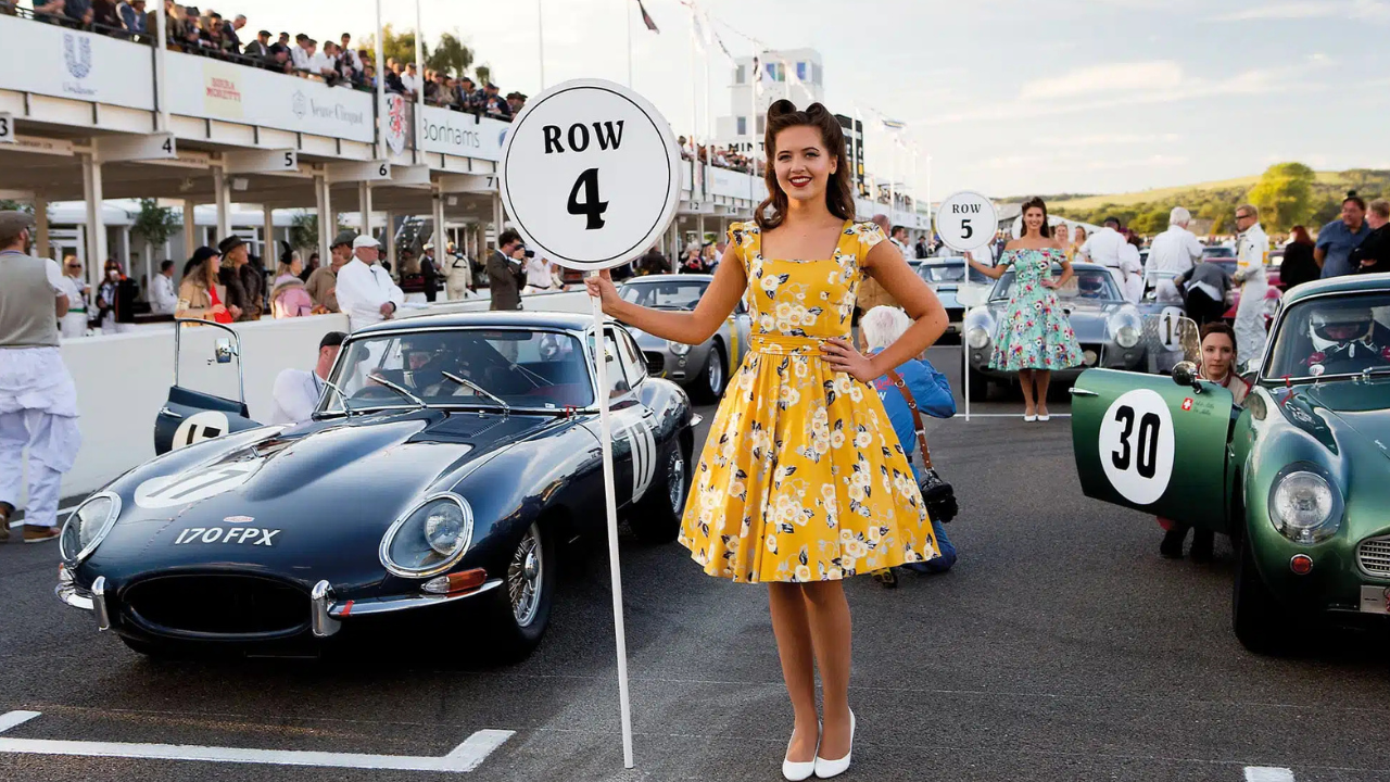 गुडवूड रिव्हाइव्हल (Goodwood Revival - UK): हा फेस्टिव्हल तुम्हाला थेट १९४० ते १९६० च्या दशकातील मोटरस्पोर्ट्सच्या सुवर्णकाळात घेऊन जातो. यात सहभागी होणारे नागरिक आणि रेसर्स त्या काळातील विंटेज कपडे परिधान करून जुन्या क्लासिक गाड्यांच्या रेसमध्ये भाग घेतात. संगीत, फॅशन आणि जुन्या रेसिंग गाड्यांचा हा एक अद्भुत ऐतिहासिक सोहळा असतो.