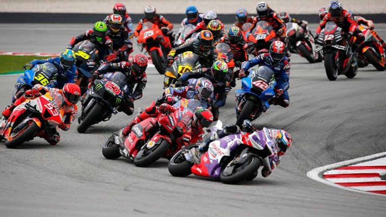 मोटोजीपी इंडिया (MotoGP India / Indian GP): ग्रेटर नोएडा येथील बुद्ध आंतरराष्ट्रीय सर्किटवर आयोजित केली जाणारी ही जगातील सर्वात प्रतिष्ठित आणि हाय-स्पीड बाईक रेसिंग स्पर्धा आहे. यामध्ये जगातील अव्वल रेसर्स आणि नामांकित ब्रँड्सच्या ३०० किमी/तासाहून अधिक वेगाने धावणाऱ्या रेसिंग बाईक्स थेट ट्रॅकवर आमने-सामने येतात. भारतातील मोटरस्पोर्ट्स आणि स्पीड-प्रेमींसाठी जागतिक दर्जाचा थरार प्रत्यक्ष अनुभवण्याची ही एक अत्यंत भव्य पर्वणी ठरते.