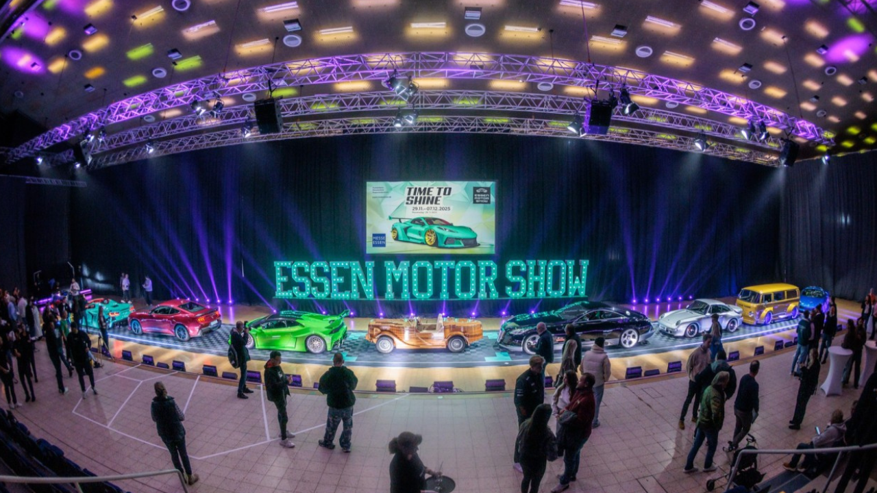 एसन मोटर शो (Essen Motor Show - Germany): जर्मनीतील एसन येथे भरवला जाणारा हा युरोपमधील सर्वात मोठा ट्यूनिंग, मोटरस्पोर्ट्स आणि परफॉर्मन्स कार्सचा फेस्टिव्हल आहे. यात स्पोर्ट्स कार्स, रेसिंग व्हेइकल्स, मॉडिफाइड गाड्या आणि थेट इंडोर स्टंट शो आयोजित केले जातात. वेगाची आवड असणाऱ्या आणि इंजिन ट्यूनिंगची माहिती घेणाऱ्या पेट्रोल्हेड्ससाठी हा शो अत्यंत खास मानला जातो.